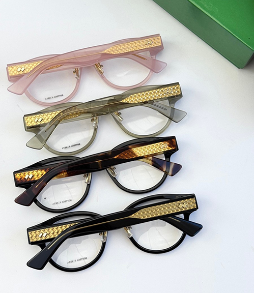 ボッテガ・ヴェネタ風のシンプルで都会的なデザイン