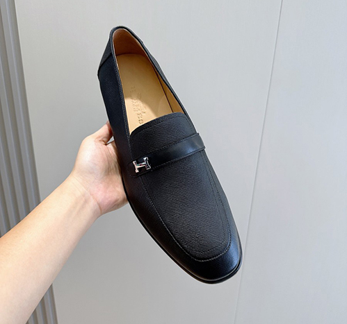 エルメスらしいミニマルで上品なデザイン