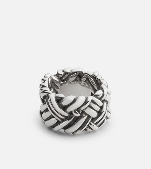 ボッテガ・ヴェネタらしいミニマルで現代的なデザイン