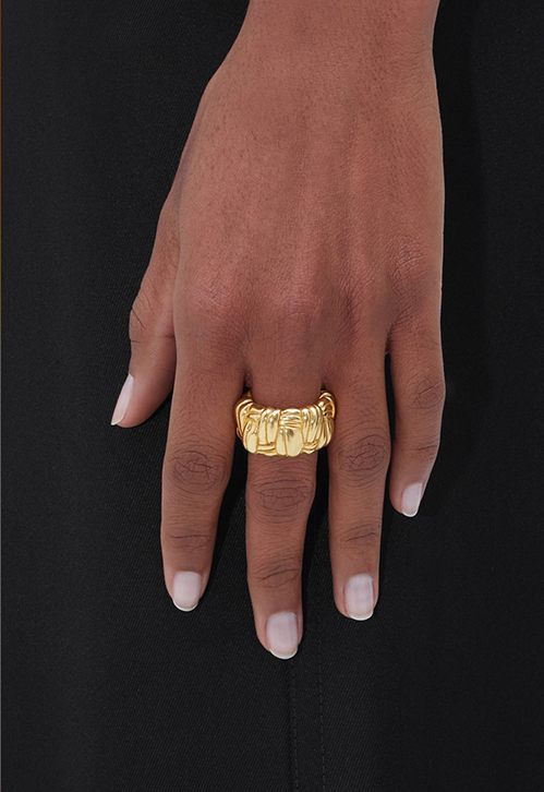 ボッテガ・ヴェネタシンプルながらも存在感があり