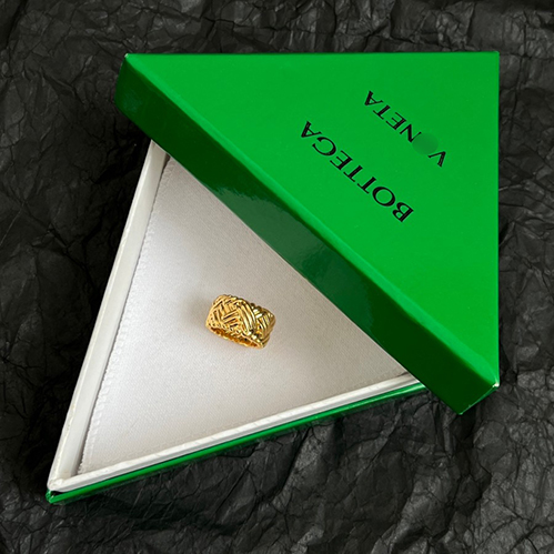 ボッテガ・ヴェネタシンプルながらも存在感があり