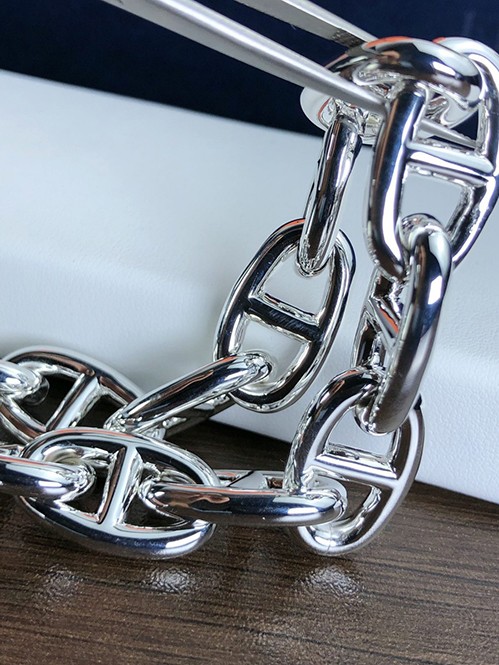 エルメスらしいミニマルでモダンなデザイン