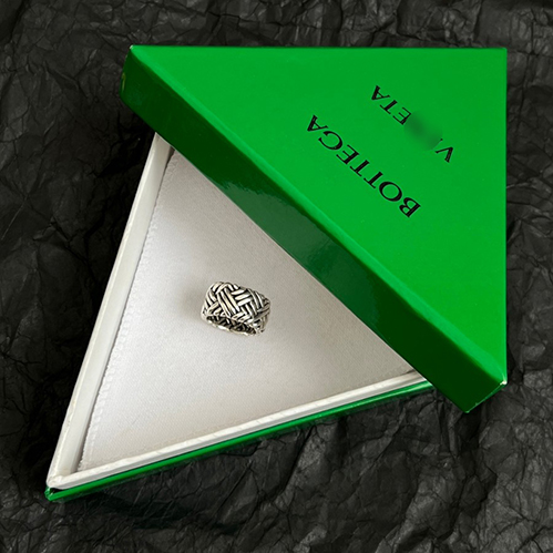 ボッテガ・ヴェネタらしいミニマルで現代的なデザイン