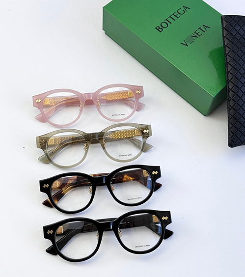 ボッテガ・ヴェネタ風のシンプルで都会的なデザイン