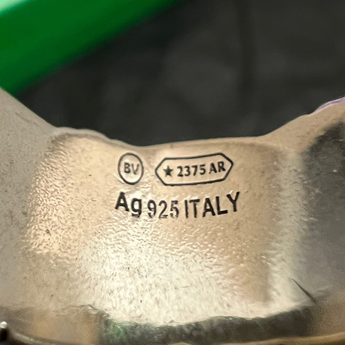 ボッテガ・ヴェネタシンプルながらも存在感があり