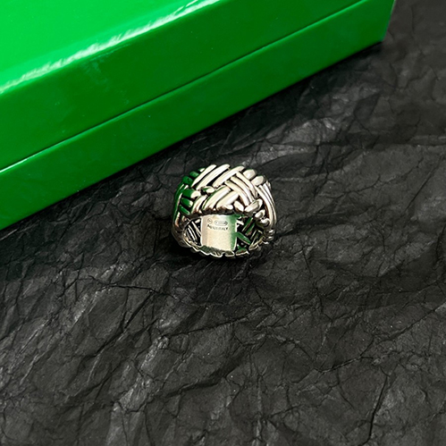 ボッテガ・ヴェネタらしいミニマルで現代的なデザイン