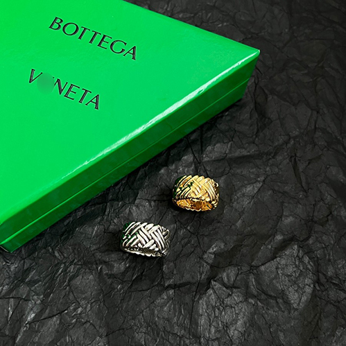 ボッテガ・ヴェネタらしいミニマルで現代的なデザイン