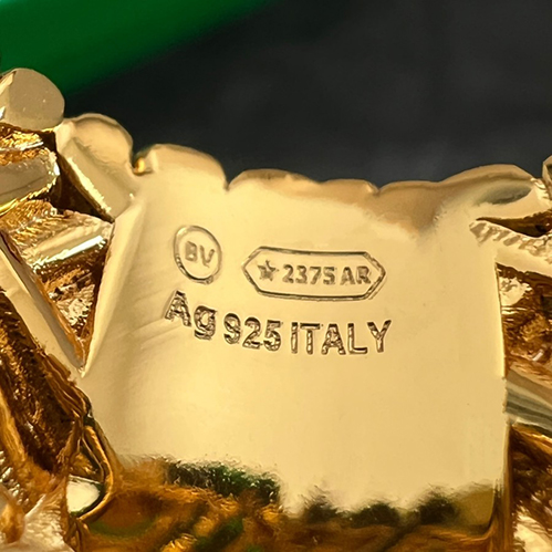 ボッテガ・ヴェネタらしいミニマルで現代的なデザイン