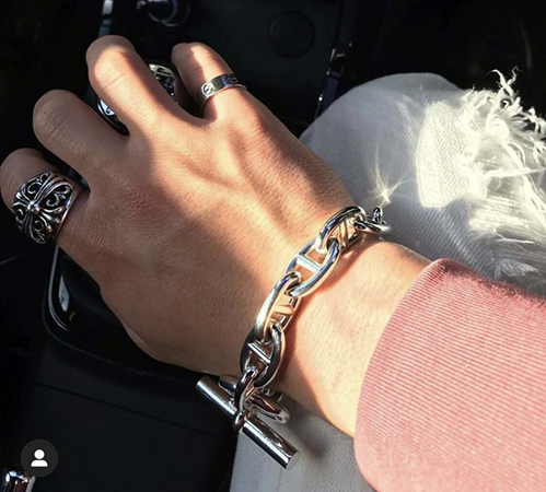 エルメスらしいミニマルでモダンなデザイン