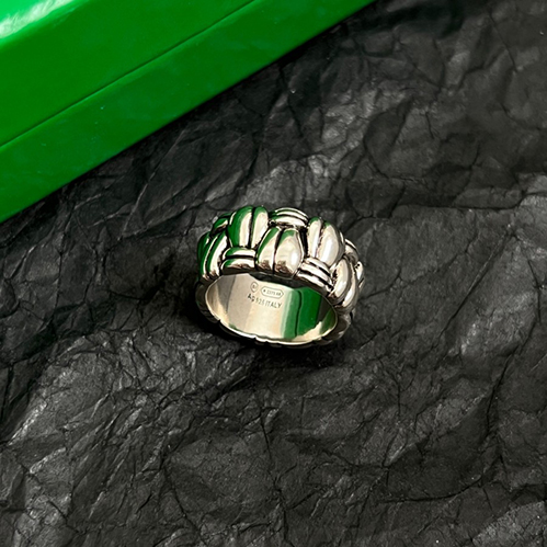 ボッテガ・ヴェネタシンプルながらも存在感があり