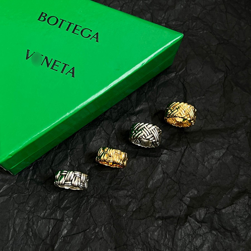 ボッテガ・ヴェネタシンプルながらも存在感があり