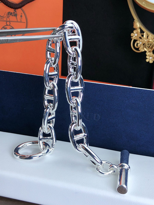 エルメスらしいミニマルでモダンなデザイン