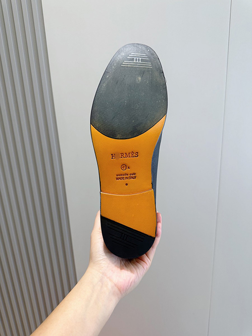 エルメスらしいミニマルで上品なデザイン