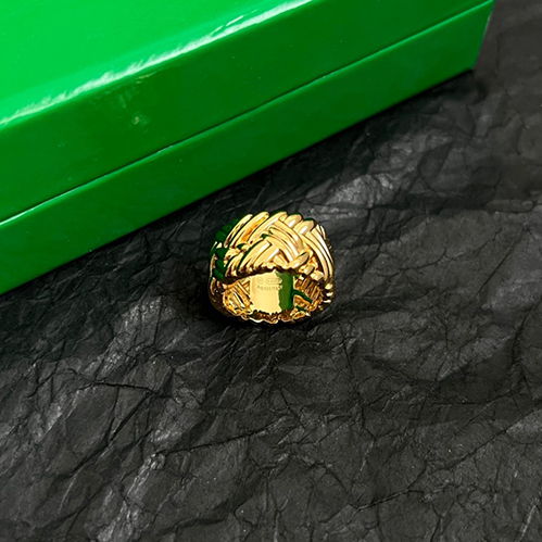 ボッテガ・ヴェネタシンプルながらも存在感があり