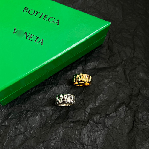 ボッテガ・ヴェネタらしいミニマルで現代的なデザイン