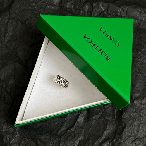 ボッテガ・ヴェネタらしいミニマルで現代的なデザイン