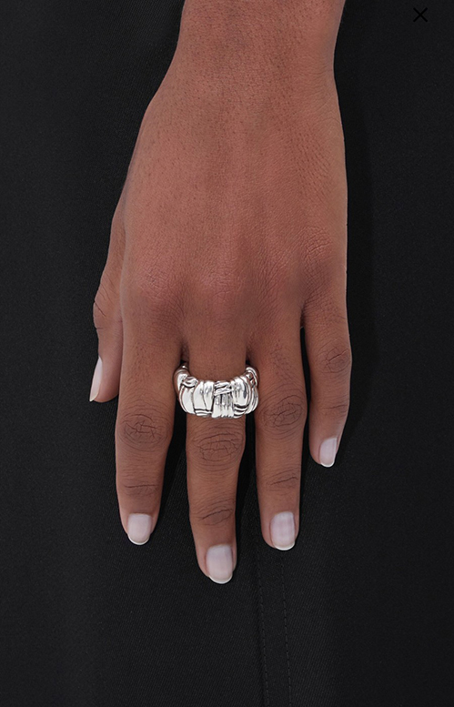 ボッテガ・ヴェネタらしいミニマルで現代的なデザイン