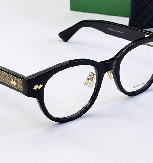 ボッテガ・ヴェネタ風のシンプルで都会的なデザイン