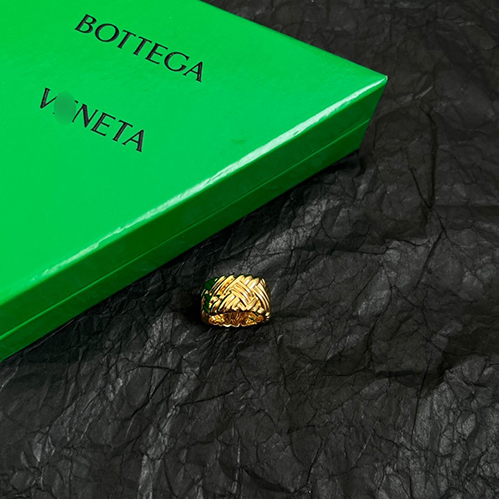 ボッテガ・ヴェネタシンプルながらも存在感があり