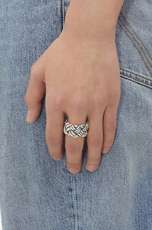 ボッテガ・ヴェネタシンプルながらも存在感があり