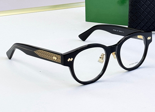 ボッテガ・ヴェネタ風のシンプルで都会的なデザイン