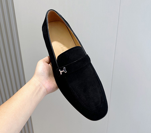 エルメスらしいミニマルで上品なデザイン