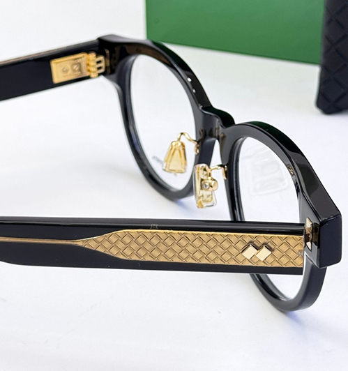 ボッテガ・ヴェネタ風のシンプルで都会的なデザイン