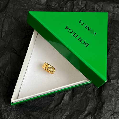 ボッテガ・ヴェネタシンプルながらも存在感があり