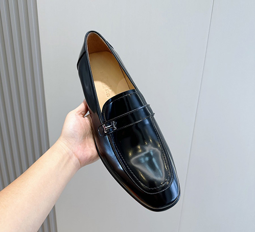 エルメスらしいミニマルで上品なデザイン