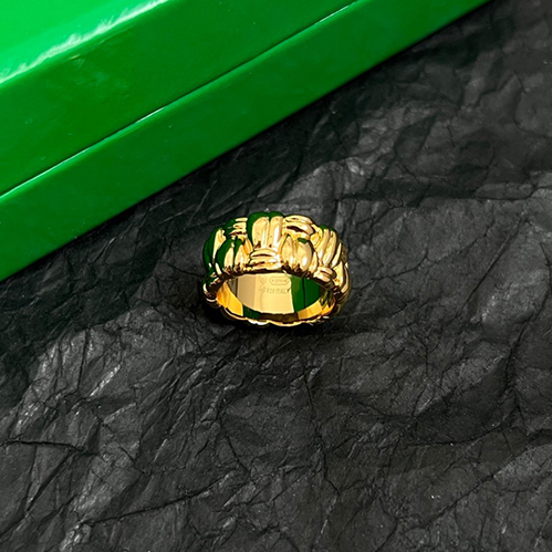 ボッテガ・ヴェネタらしいミニマルで現代的なデザイン