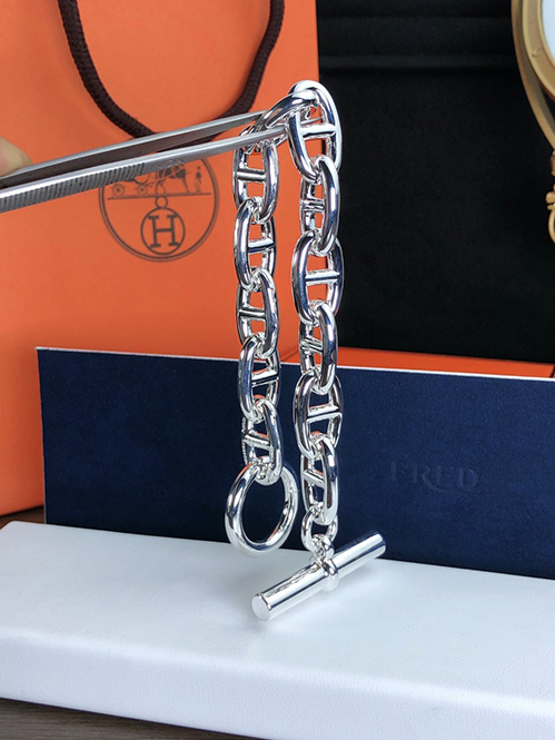 エルメスらしいミニマルでモダンなデザイン