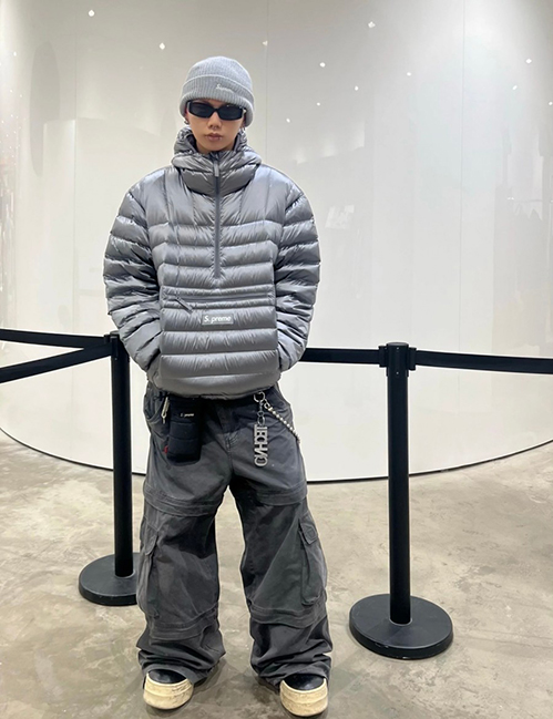 シュプリーム保温性が高くダウンジャケット