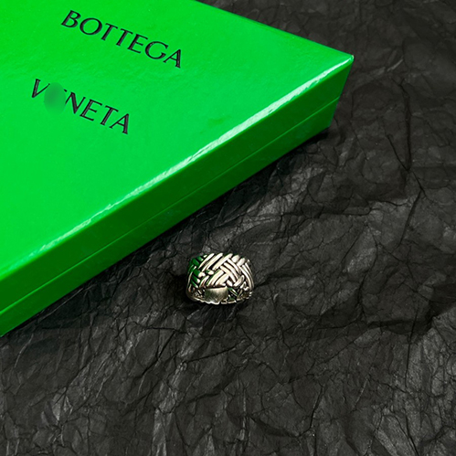 ボッテガ・ヴェネタらしいミニマルで現代的なデザイン