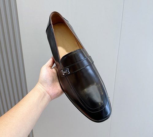 エルメスらしいミニマルで上品なデザイン