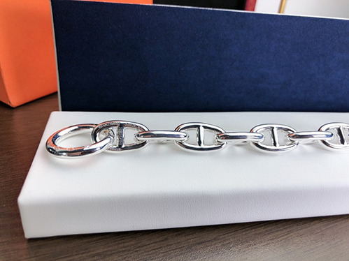 エルメスらしいミニマルでモダンなデザイン