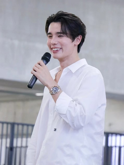 セリーヌスーパーコピー（CELINE）ユニセックス対応のシャツ