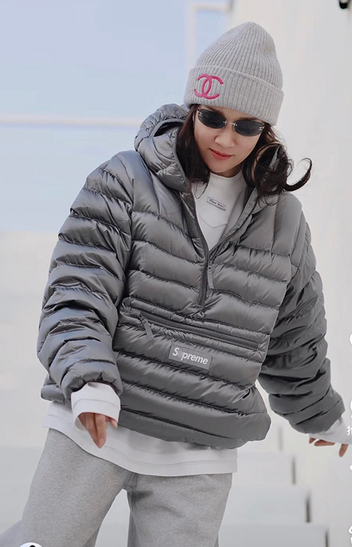 シュプリーム保温性が高くダウンジャケット