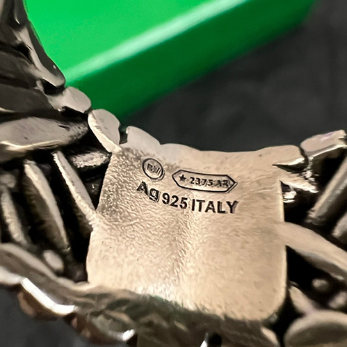 ボッテガ・ヴェネタらしいミニマルで現代的なデザイン