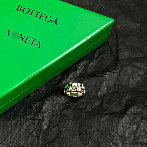 ボッテガ・ヴェネタらしいミニマルで現代的なデザイン