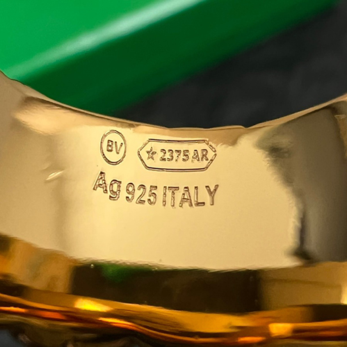 ボッテガ・ヴェネタシンプルながらも存在感があり