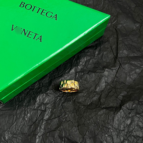 ボッテガ・ヴェネタシンプルながらも存在感があり