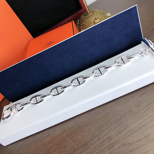 エルメスらしいミニマルでモダンなデザイン