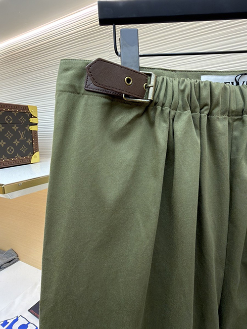 ロエベ スーパーコピーチノパンツ若々しい印象