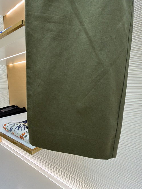 ロエベ スーパーコピーチノパンツ若々しい印象