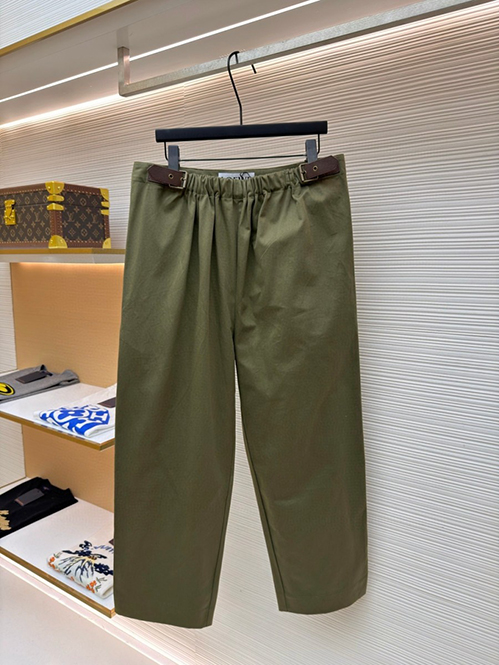 ロエベ スーパーコピーチノパンツ若々しい印象