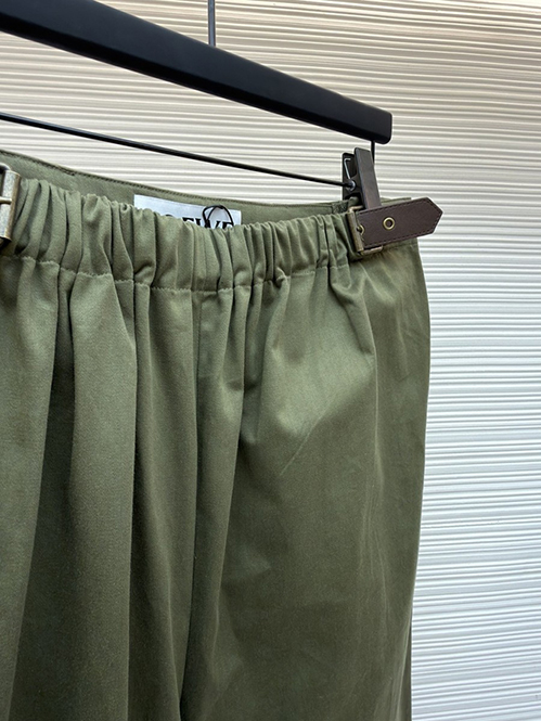 ロエベ スーパーコピーチノパンツ若々しい印象