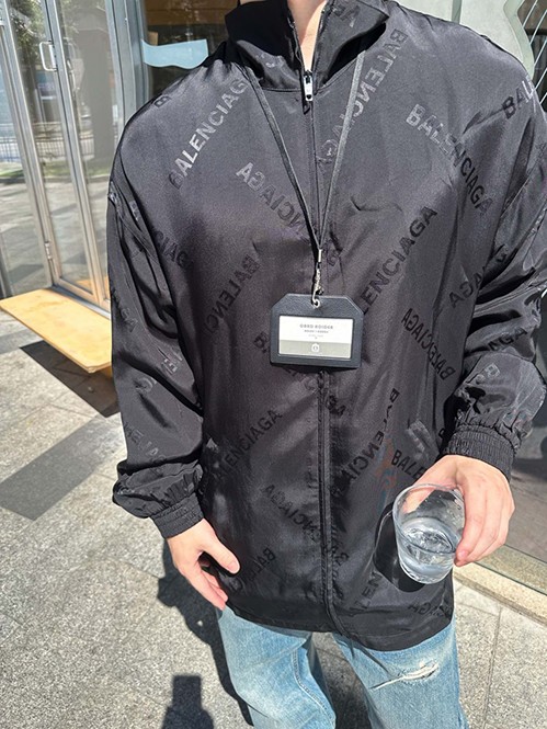 バレンシアガスーパーコピー ジャケット軽量で耐久性
