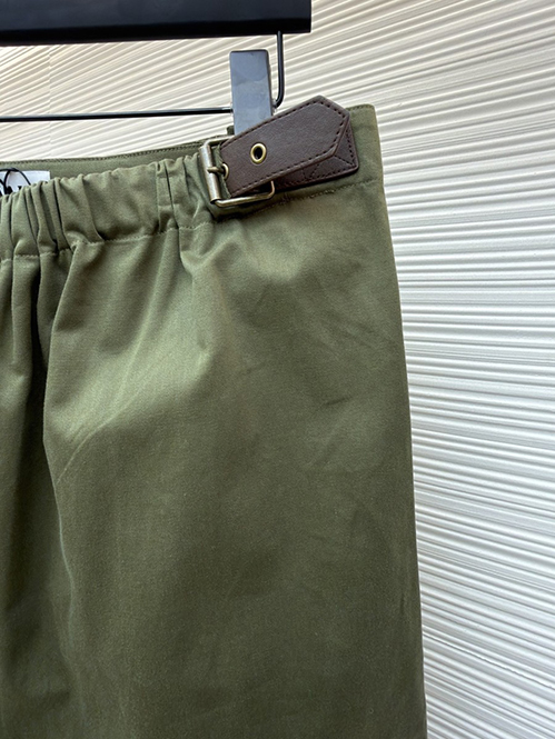 ロエベ スーパーコピーチノパンツ若々しい印象