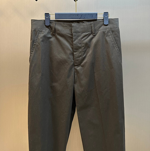 ルイ・ヴィトンスーパーコピー チノパンツ高級感と端正な雰囲気