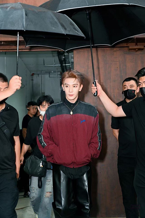 バレンシアガ ジャケット アウター大胆に広げたシルエット